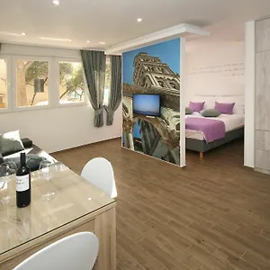 Apartment 4 In, Split